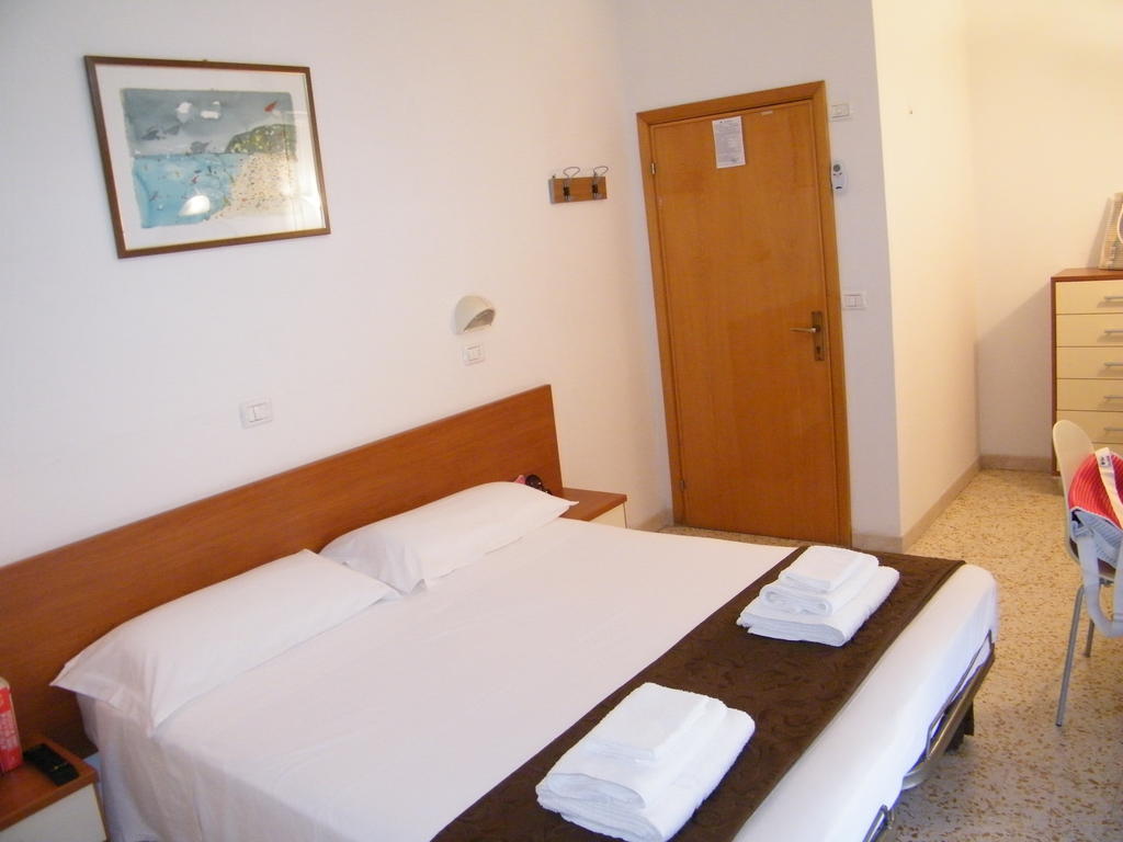 Hotel Nuovo Fiore Cattolica Szoba fotó