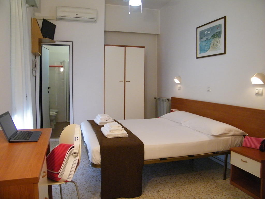 Hotel Nuovo Fiore Cattolica Szoba fotó