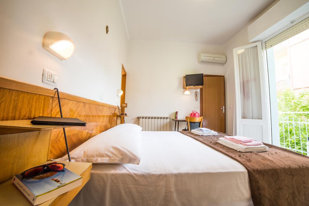 Hotel Nuovo Fiore Cattolica Szoba fotó