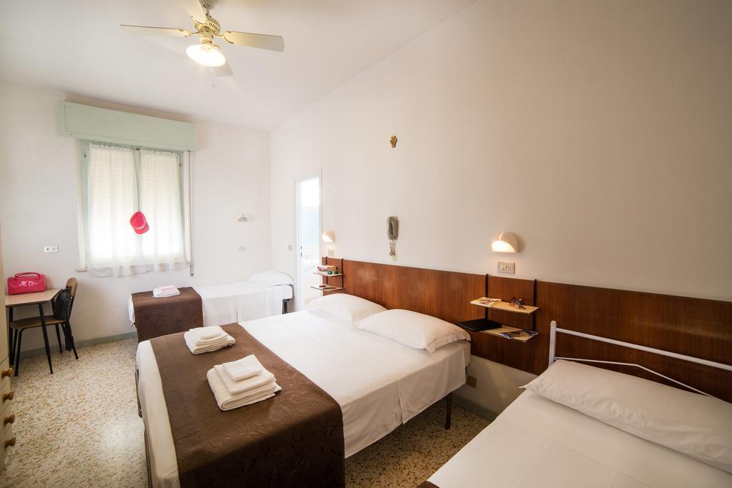Hotel Nuovo Fiore Cattolica Szoba fotó