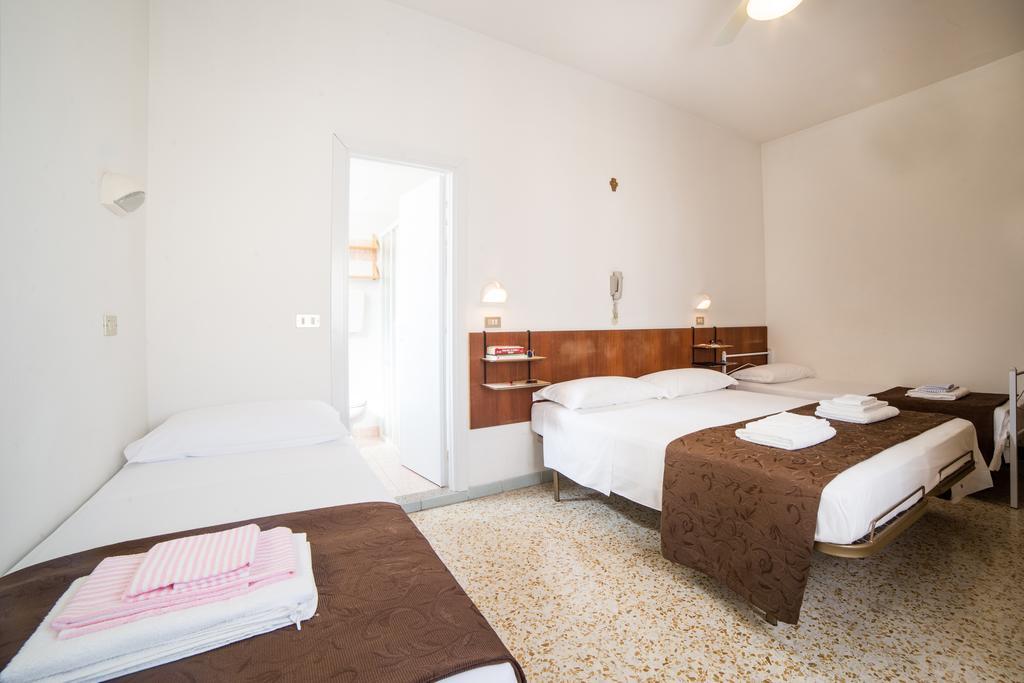 Hotel Nuovo Fiore Cattolica Szoba fotó
